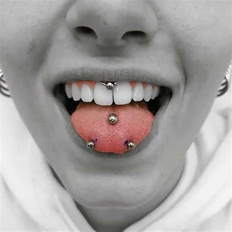 snake eye piercing pain|Snake Eyes Piercing: Guide & Images